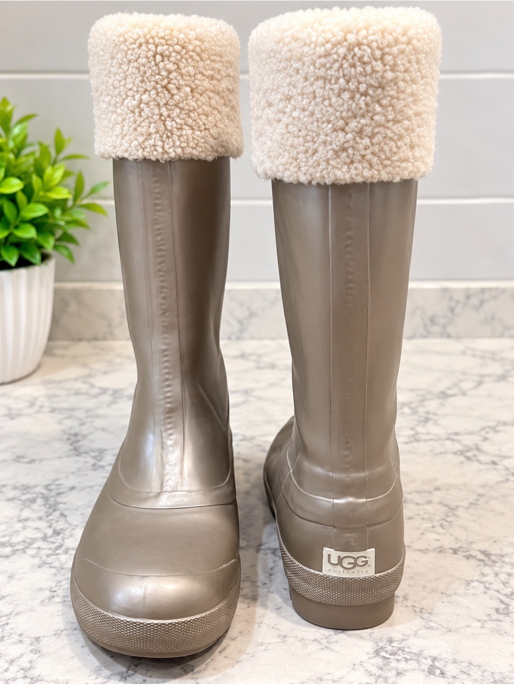 UGG Womenโs Millcreek Rain Boots, size 8